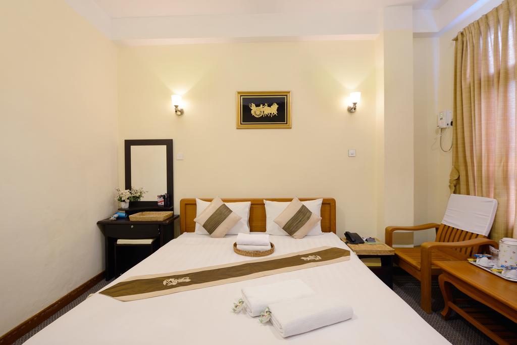 Cinderella Hotel Mawlamyine Room photo